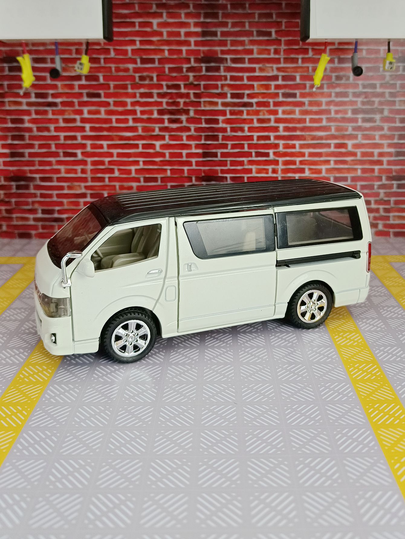 Decor Lighting Returns - Model kendaraan komersial Toyota Hiace skala